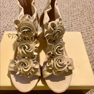 2022 SALE!!!!!!!!!!!!  Tan Sandals Size 37 NWT